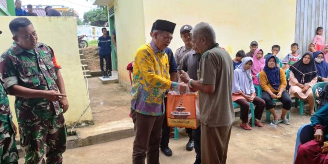 Perwakilan PT. PBSA, Drs. Tamrin, menyerahkan bantuan paket makanan dan kebutuhan pokok kepada warga di Sungai Angit, Kecamatan Babat Toman, Kabupaten Musi Banyuasin.