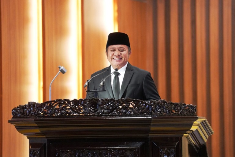 Gubernur Sumatera Selatan menghadiri Rapat Paripurna LXIII dengan agenda mendengar penyampaian Pengantar Laporan Keterangan Pertanggungjawaban Gubernur Sumsel Tahun 2022 di Gedung Paripurna, hari Senin tanggal 27 Maret 2023. (foto : Humas DPRD Sumsel)