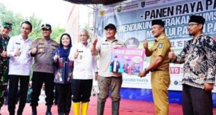 Gubernur Sumsel, Herman Deru, menyerahkan secara simbolis bantuan alat pertanian kepada Kepala Desa Tugu Jaya Kecamatan Lempuing Kabupaten Ogan Komering Ilir, hari Rabu tanggal 15 Maret 2023.