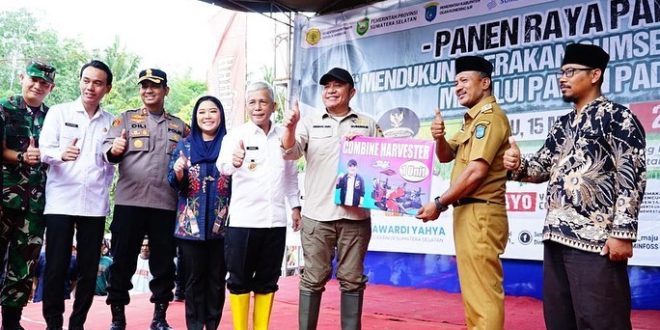 Gubernur Sumsel, Herman Deru, menyerahkan secara simbolis bantuan alat pertanian kepada Kepala Desa Tugu Jaya Kecamatan Lempuing Kabupaten Ogan Komering Ilir, hari Rabu tanggal 15 Maret 2023.