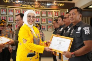 Ketua DPRD Sumsel, Hj. Anita Noeringhati, menyerahkan Piagam Penghargaan Kepada Anggota Satresnarkoba Polrestabes Palembang karena berhasil mengungkap peredaran Narkoba di wilayah hukum Kota Palembang.