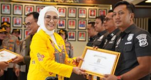 Ketua DPRD Sumsel, Hj. Anita Noeringhati, menyerahkan Piagam Penghargaan Kepada Anggota Satresnarkoba Polrestabes Palembang karena berhasil mengungkap peredaran Narkoba di wilayah hukum Kota Palembang.