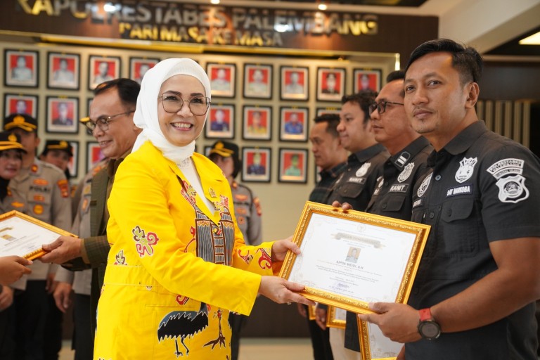 Ketua DPRD Sumsel, Hj. Anita Noeringhati, menyerahkan Piagam Penghargaan Kepada Anggota Satresnarkoba Polrestabes Palembang karena berhasil mengungkap peredaran Narkoba di wilayah hukum Kota Palembang.