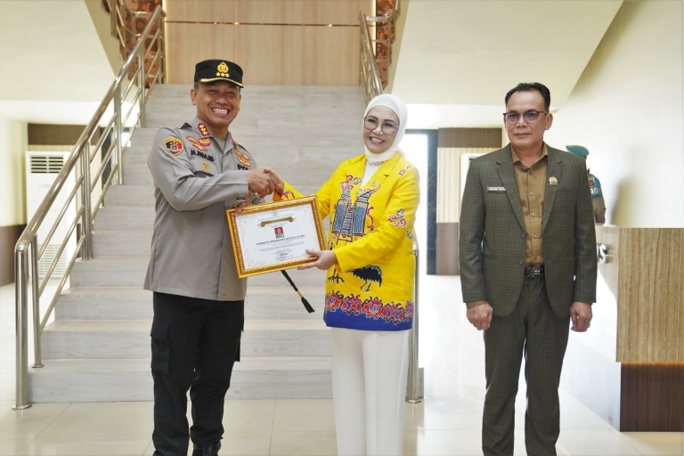 Ketua DPRD Sumsel, Hj. Anita Noeringhati, menyerahkan Piagam Penghargaan Kepada Anggota Satresnarkoba Polrestabes Palembang karena berhasil mengungkap peredaran Narkoba di wilayah hukum Kota Palembang.
