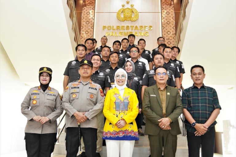 Ketua DPRD Sumsel, Hj. Anita Noeringhati, foto bersama jajaran Satresnarkoba Polrestabes Palembang.