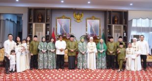 Ketua Dewan Perwakilan Rakyat Daerah (DPRD) Provinsi Sumatera Selatan (Sumsel), Hj. Anita Noeringhati, bersama keluarga, melakukan silaturahmi dengan Gubernur Sumsel, Herman Deru, di Griya Agung, Palembang, hari Sabtu tanggal 22 April 2023.