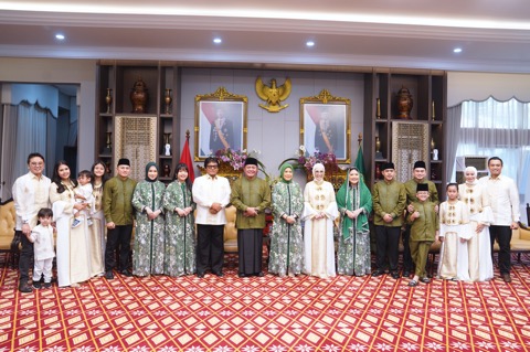 Ketua Dewan Perwakilan Rakyat Daerah (DPRD) Provinsi Sumatera Selatan (Sumsel), Hj. Anita Noeringhati, bersama keluarga, melakukan silaturahmi dengan Gubernur Sumsel, Herman Deru, di Griya Agung, Palembang, hari Sabtu tanggal 22 April 2023.
