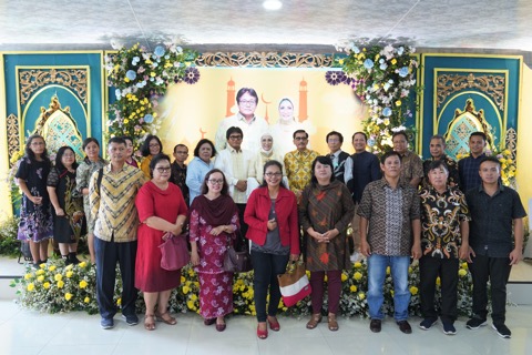 Ketua DPRD Sumsel, Hj. Anita Noeringhati, foto bersama masyarakat yang hadir dalam acara open house yang digelarnya di kediaman Rumah Dinas Ketua DPRD Sumsel, hari Sabtu tanggal 22 April 2023.