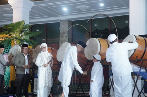 Ketua Dewan Perwakilan Rakyat Daerah (DPRD) Provinsi Sumatera Selatan (Sumsel), Hj. Anita Noeringhati, bersama keluarga, memukul bedug bersama dengan Wakil Gubernur Sumsel, Mawardi Yahya, di Griya Agung, Palembang, hari Sabtu tanggal 22 April 2023.