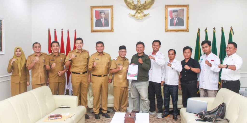 Penjabat (Pj.) Bupati Kabupaten Musi Banyuasin (Muba), H. Apriyadi Mahmud, menerima Pengurus Pusat Kesatuan Mahasiswa Muslim Indonesia 2021-2023. (foto : Humas Pemkab Muba)