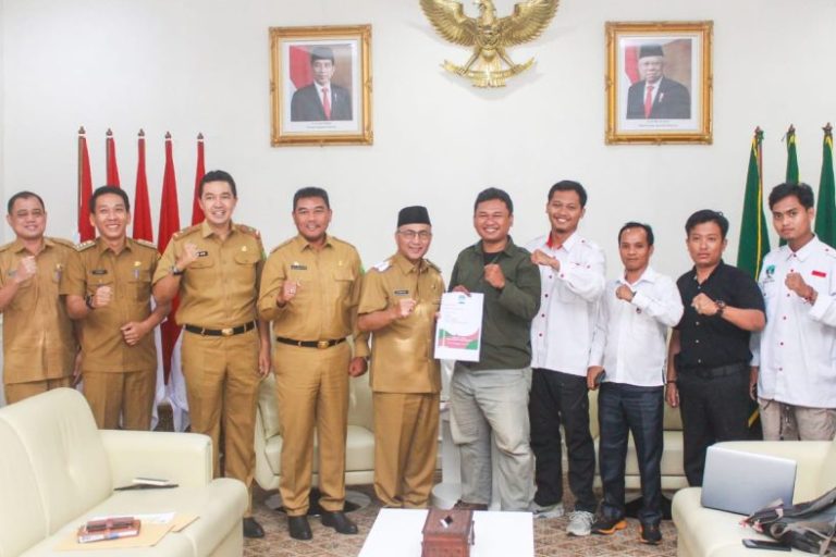 Penjabat (Pj.) Bupati Kabupaten Musi Banyuasin (Muba), H. Apriyadi Mahmud, menerima Pengurus Pusat Kesatuan Mahasiswa Muslim Indonesia 2021-2023. (foto : Humas Pemkab Muba)
