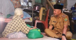 Pj. Bupati Kabupaten Musi Banyuasin, H. Apriyadi Mahmud, mengunjungi warga Lanjut Usia di Kampung Tujuh, Sekayu, hari Selasa tanggal 4 April 2024. (foto : Humas Pemkab Muba)