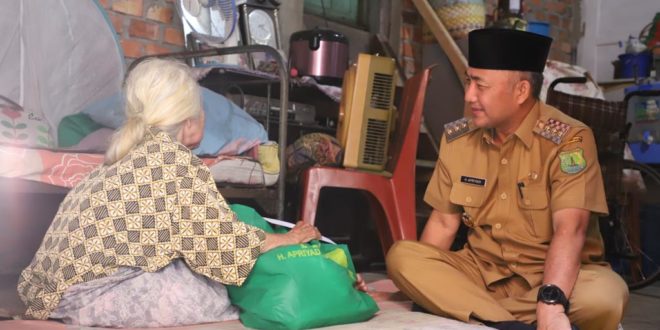 Pj. Bupati Kabupaten Musi Banyuasin, H. Apriyadi Mahmud, mengunjungi warga Lanjut Usia di Kampung Tujuh, Sekayu, hari Selasa tanggal 4 April 2024. (foto : Humas Pemkab Muba)