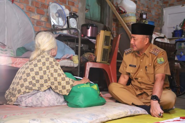 Pj. Bupati Kabupaten Musi Banyuasin, H. Apriyadi Mahmud, mengunjungi warga Lanjut Usia di Kampung Tujuh, Sekayu, hari Selasa tanggal 4 April 2024. (foto : Humas Pemkab Muba)