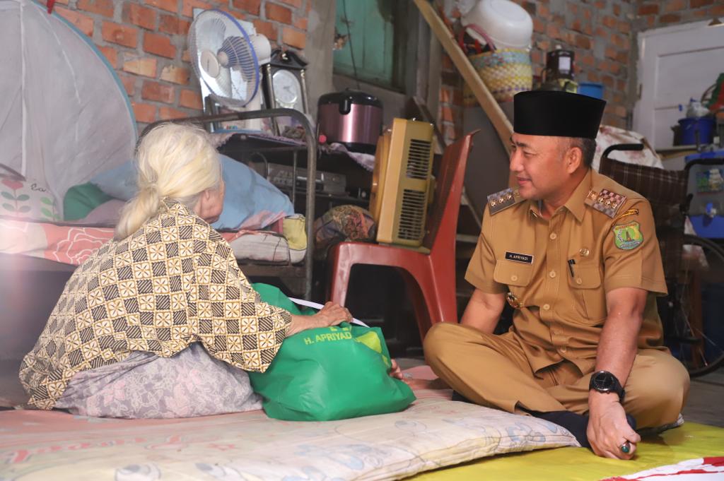 Pj. Bupati Kabupaten Musi Banyuasin, H. Apriyadi Mahmud, mengunjungi warga Lanjut Usia di Kampung Tujuh, Sekayu, hari Selasa tanggal 4 April 2024. (foto : Humas Pemkab Muba)