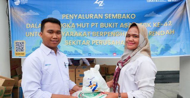 Perwakilan dari PT. Bukit Asam menyerahkan bantuan sembako kepada Guru Honorer di Kecamatan Lawang Kidul, Kabupaten Muara Enim. (foto : Humas PT. Bukit Asam)