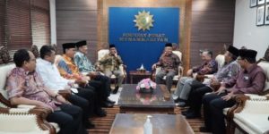 Ketua Umum Pengurus Pusat (PP) Muhammadiyah, Haedar Nashir, menerima kunjungan Menteri Koordinator Bidang Politik, Hukum, dan Keamanan (Menkopolhukam) Republik Indonesia, Mohammad Mahfud MD, di kantor PP Muhammadiyah Jalan Cik Ditiro, Jakarta, pada hari Senin tanggal 3 April 2023. (foto : SMSI Sumsel)
