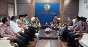 Ketua Umum Pengurus Pusat (PP) Muhammadiyah, Haedar Nashir, menerima kunjungan Menteri Koordinator Bidang Politik, Hukum, dan Keamanan (Menkopolhukam) Republik Indonesia, Mohammad Mahfud MD, di kantor PP Muhammadiyah Jalan Cik Ditiro, Jakarta, pada hari Senin tanggal 3 April 2023. (foto : SMSI Sumsel)