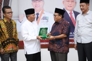 H. Apriyadi Mahmud menerima plakat dari Ketua PWNU Sumsel, Cak Amir, hari Minggu tanggal 9 April 2023.
