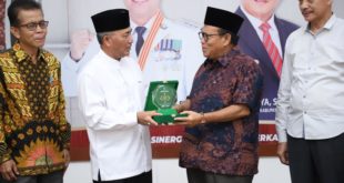 H. Apriyadi Mahmud menerima plakat dari Ketua PWNU Sumsel, Cak Amir, hari Minggu tanggal 9 April 2023.