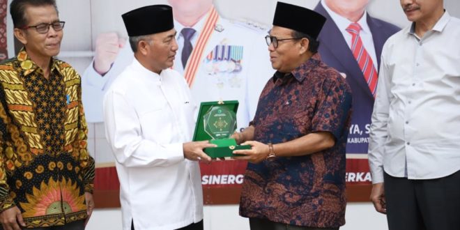 H. Apriyadi Mahmud menerima plakat dari Ketua PWNU Sumsel, Cak Amir, hari Minggu tanggal 9 April 2023.