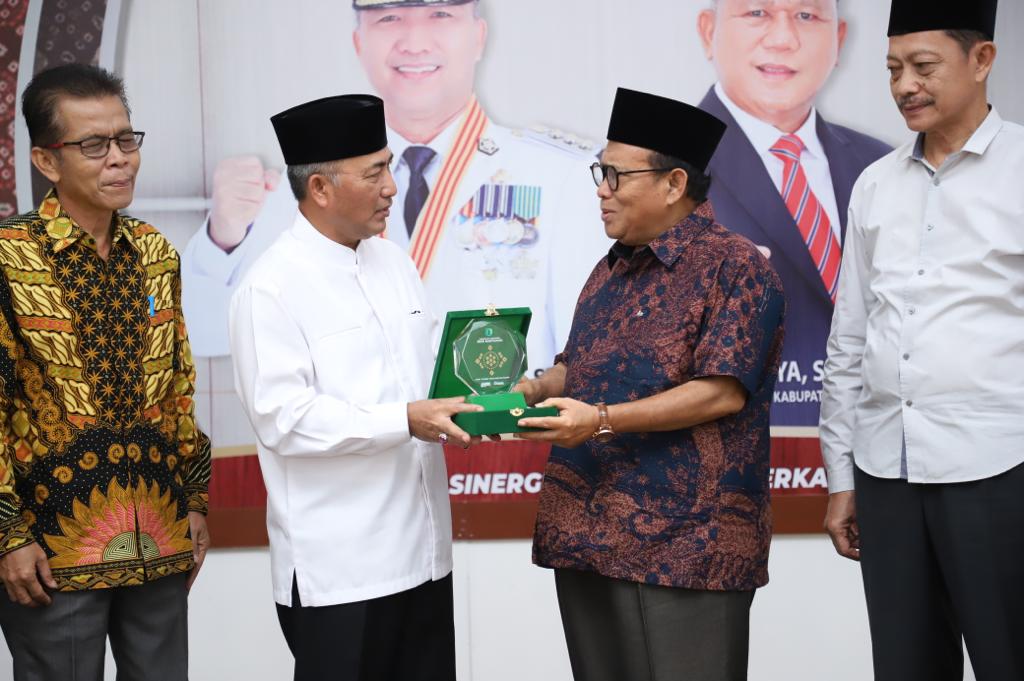 H. Apriyadi Mahmud menerima plakat dari Ketua PWNU Sumsel, Cak Amir, hari Minggu tanggal 9 April 2023.