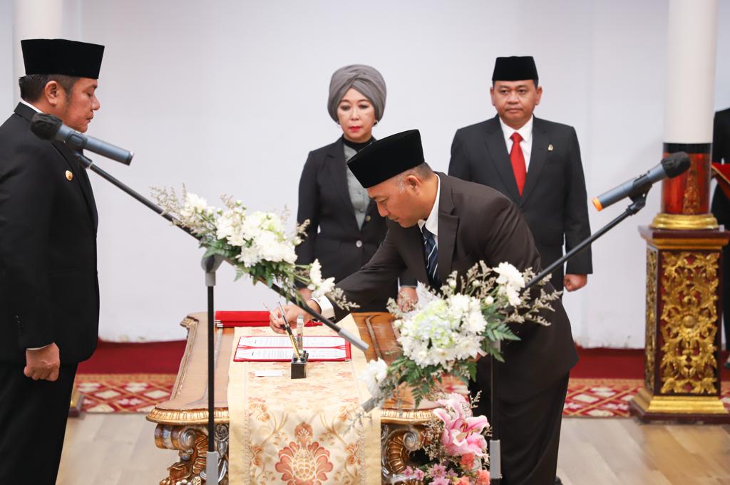 Gubernur Sumsel, Herman Deru, melantik H. Apriyadi Mahmud, sebagai Sekretaris Daerah (Sekda) Kabupaten Musi Banyuasin