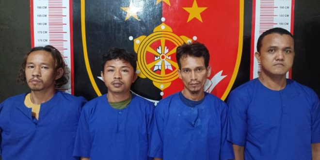 Polsek Muara Kelingi dibackup Tim Landak Satreskrim Polres Musi Rawas (Mura), berhasil meringkus empat orang terduga komplotan pembongkar rumah (Perkara 363 KUHP), di Kelurahan Muara Kelingi, Kecamatan Muara Kelingi, Kabupaten Mura, sekitar pukul 02.00 WIB, pada hari Sabtu tanggal 15 April 2023. (foto : SMSI Sumsel)