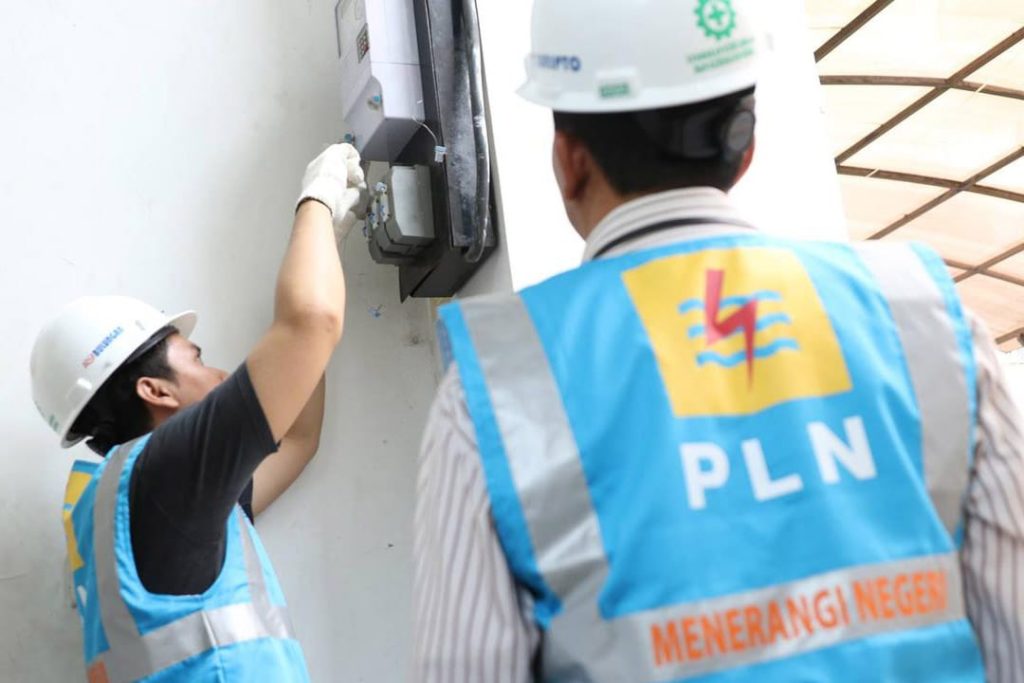 Ilustrasi : Petugas dari PT. PLN sedang melakukan perbaikan jaringan listrik. (foto : SMSI Sumsel)