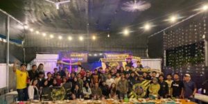 Supporter Sriwijaya FC, S-MAN, foto bersama Sekretaris PT. Sriwijaya Optimis Mandiri yakni Faisal Mursyid, setelah kegiatan Diskusi dan Buka Puasa Bersama di Union Kafe, Kota Palembang, hari Selasa tanggal 17 April 2023. (foto : palembang.tribunnews.com)