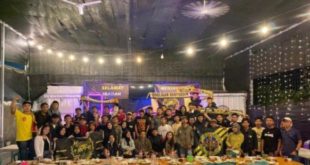 Supporter Sriwijaya FC, S-MAN, foto bersama Sekretaris PT. Sriwijaya Optimis Mandiri yakni Faisal Mursyid, setelah kegiatan Diskusi dan Buka Puasa Bersama di Union Kafe, Kota Palembang, hari Selasa tanggal 17 April 2023. (foto : palembang.tribunnews.com)