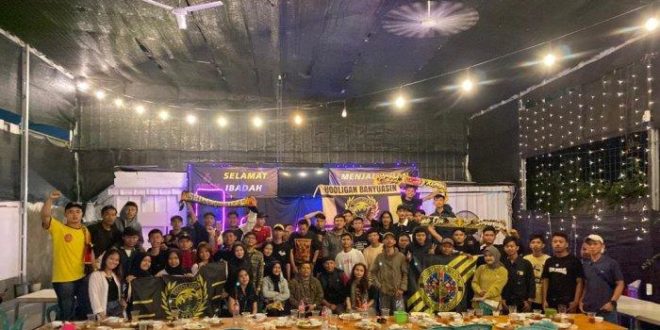 Supporter Sriwijaya FC, S-MAN, foto bersama Sekretaris PT. Sriwijaya Optimis Mandiri yakni Faisal Mursyid, setelah kegiatan Diskusi dan Buka Puasa Bersama di Union Kafe, Kota Palembang, hari Selasa tanggal 17 April 2023. (foto : palembang.tribunnews.com)