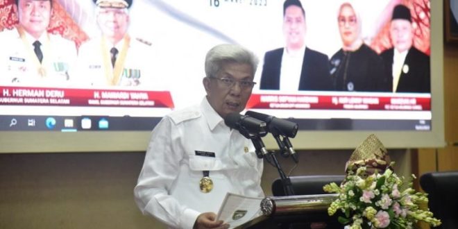 Wakil Gubernur (Wagub) Sumsel, Mawardi Yahya, saat membuka secara resmi Musyawarah Daerah Luar Biasa (Musdalub) Asosiasi UMKM Indonesia (AKUMINDO) Provinsi Sumsel, di Graha Bina Praja, hari Kamis pagi tanggal 16 Maret 2023. (foto : Humas Pemprov Sumsel)