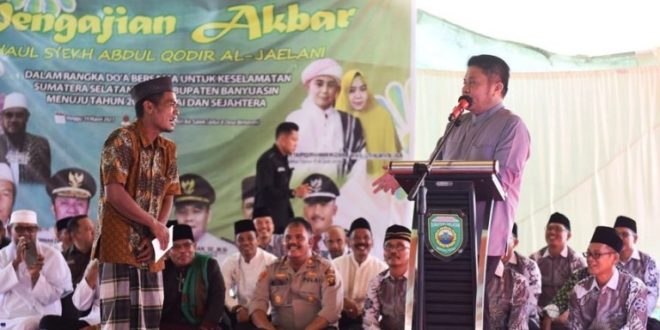 Gubernur Sumsel, Herman Deru, berdialog dengan warga Desa Bintaran Kecamatan Air Saleh Kabupaten Banyuasin saat melakukan kunjungan dalam rangka pengajian akbar dan do'a bersama di Pondok Pesantren Nurul Qodiri. (foto : Humas Pemprov Sumsel)
