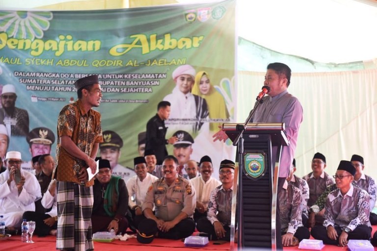 Gubernur Sumsel, Herman Deru, berdialog dengan warga Desa Bintaran Kecamatan Air Saleh Kabupaten Banyuasin saat melakukan kunjungan dalam rangka pengajian akbar dan do'a bersama di Pondok Pesantren Nurul Qodiri. (foto : Humas Pemprov Sumsel)