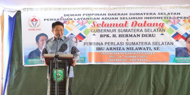 Gubernur Sumsel, Herman Deru, saat membuka Lomba Layang Aduan yang digelar oleh Dewan Pimpinan Daerah (DPD) Persatuan Layangan Aduan Seluruh Indonesia (PERLASI) Sumsel di Lapangan Areal Bowling Centre, Jakabaring Sport City, Palembang, hari Sabtu tanggal 18 Maret 2023. (foto : Humas Pemprov Sumsel)
