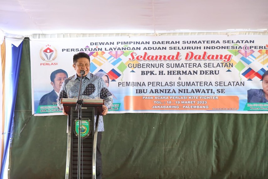 Gubernur Sumsel, Herman Deru, saat membuka Lomba Layang Aduan yang digelar oleh Dewan Pimpinan Daerah (DPD) Persatuan Layangan Aduan Seluruh Indonesia (PERLASI) Sumsel di Lapangan Areal Bowling Centre, Jakabaring Sport City, Palembang, hari Sabtu tanggal 18 Maret 2023. (foto : Humas Pemprov Sumsel)