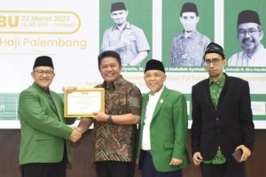 Gubernur Sumsel, Herman Deru, mendapatkan apresiasi dari Dewan Pimpinan Pusat (DPP) Persatuan Umat Islam (PUI) pada acara Pelantikan Dewan Pengurus Wilayah (DPW) PUI Sumsel periode 2023-2027 di Gedung Asrama Haji Kota Palembang, hari Rabu tanggal 22 Maret 2023. (foto : Humas Pemprov Sumsel)
