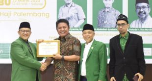 Gubernur Sumsel, Herman Deru, mendapatkan apresiasi dari Dewan Pimpinan Pusat (DPP) Persatuan Umat Islam (PUI) pada acara Pelantikan Dewan Pengurus Wilayah (DPW) PUI Sumsel periode 2023-2027 di Gedung Asrama Haji Kota Palembang, hari Rabu tanggal 22 Maret 2023. (foto : Humas Pemprov Sumsel)