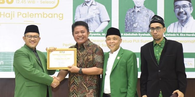 Gubernur Sumsel, Herman Deru, mendapatkan apresiasi dari Dewan Pimpinan Pusat (DPP) Persatuan Umat Islam (PUI) pada acara Pelantikan Dewan Pengurus Wilayah (DPW) PUI Sumsel periode 2023-2027 di Gedung Asrama Haji Kota Palembang, hari Rabu tanggal 22 Maret 2023. (foto : Humas Pemprov Sumsel)