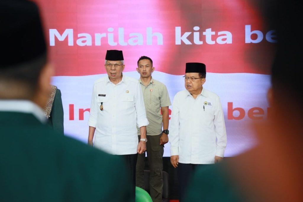 Wakil Gubernur Sumsel, Mawardi Yahya, mendampingi Ketua Dewan Masjid Indonesia, Jusuf Kalla, saat pelantikan Pengurus Pimpinan Wilayah (PW) DMI Provinsi Sumatera Selatan (Sumsel) Masa Bakti 2023-2028 yang baru dilantik, di Masjid Sultan Mahmud Badaruddin Jayo Wikramo, hari Selasa pagi tanggal 21 Maret 2023. (foto : Humas Pemprov Sumsel)