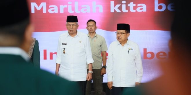 Wakil Gubernur Sumsel, Mawardi Yahya, mendampingi Ketua Dewan Masjid Indonesia, Jusuf Kalla, saat pelantikan Pengurus Pimpinan Wilayah (PW) DMI Provinsi Sumatera Selatan (Sumsel) Masa Bakti 2023-2028 yang baru dilantik, di Masjid Sultan Mahmud Badaruddin Jayo Wikramo, hari Selasa pagi tanggal 21 Maret 2023. (foto : Humas Pemprov Sumsel)