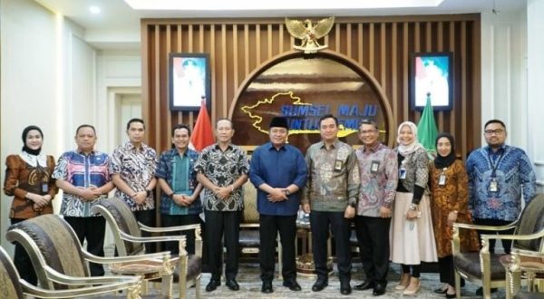Gubernur Provinsi Sumatera Selatan (Sumsel), Herman Deru, menerima audiensi General Manager PT. Kilang Pertamina Internasional Refinery Unit III beserta rombongan, di ruang tamu Gubernur, hari Jumat siang tanggal 24 Maret 2023. (foto : Humas Pemprov Sumsel)
