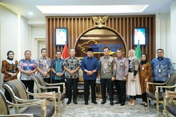 Gubernur Provinsi Sumatera Selatan (Sumsel), Herman Deru, menerima audiensi General Manager PT. Kilang Pertamina Internasional Refinery Unit III beserta rombongan, di ruang tamu Gubernur, hari Jumat siang tanggal 24 Maret 2023. (foto : Humas Pemprov Sumsel)