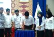 Gubernur Sumsel, Herman Deru, menandatangani prasasti sebagai tanda telah dibukanya Pusat Oleh-Oleh milik Sekolah Menengah Kejuruan Negeri 6 Kota Palembang, hari Rabu tanggal 29 Maret 2023. (foto : Humas Pemprov Sumsel)