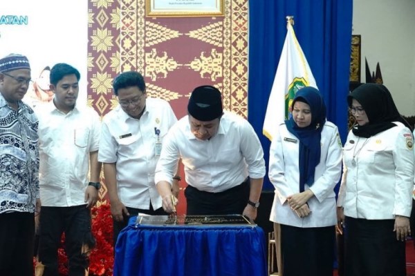 Gubernur Sumsel, Herman Deru, menandatangani prasasti sebagai tanda telah dibukanya Pusat Oleh-Oleh milik Sekolah Menengah Kejuruan Negeri 6 Kota Palembang, hari Rabu tanggal 29 Maret 2023. (foto : Humas Pemprov Sumsel)