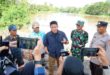 Gubernur Provinsi Sumatera Selatan (Sumsel), Herman Deru, hari Sabtu siang tanggal 1 April 2023, meninjau lokasi jalan provinsi yang amblas di Desa Kuang Anyar, Kecamatan Muara Kuang, Kabupaten Ogan Ilir. (foto : Humas Pemprov Sumsel)