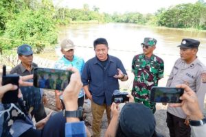 Gubernur Provinsi Sumatera Selatan (Sumsel), Herman Deru, hari Sabtu siang tanggal 1 April 2023, meninjau lokasi jalan provinsi yang amblas di Desa Kuang Anyar, Kecamatan Muara Kuang, Kabupaten Ogan Ilir. (foto : Humas Pemprov Sumsel)