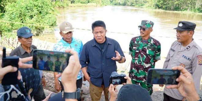 Gubernur Provinsi Sumatera Selatan (Sumsel), Herman Deru, hari Sabtu siang tanggal 1 April 2023, meninjau lokasi jalan provinsi yang amblas di Desa Kuang Anyar, Kecamatan Muara Kuang, Kabupaten Ogan Ilir. (foto : Humas Pemprov Sumsel)