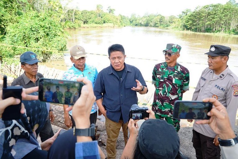 Gubernur Provinsi Sumatera Selatan (Sumsel), Herman Deru, hari Sabtu siang tanggal 1 April 2023, meninjau lokasi jalan provinsi yang amblas di Desa Kuang Anyar, Kecamatan Muara Kuang, Kabupaten Ogan Ilir. (foto : Humas Pemprov Sumsel)